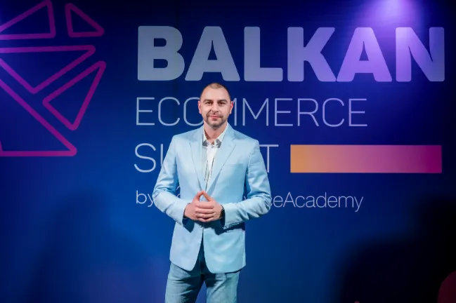 Д-р Никола Илчев, основател на Balkan eCommerce Summit, пред сценичния фон