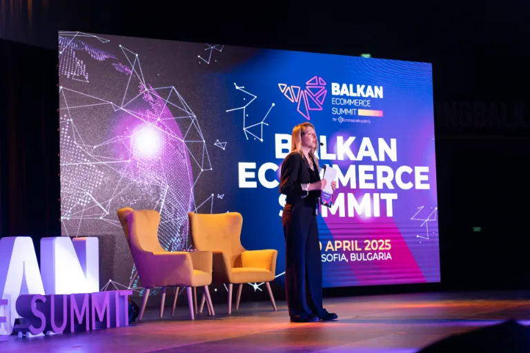 Лектор представя тема на сцената на Balkan eCommerce Summit 2025 в София