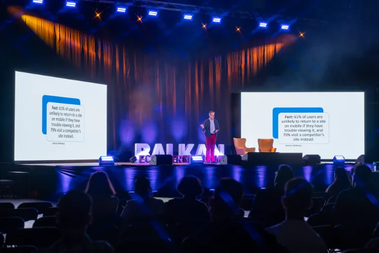 Лектор презентира данни по време на конференцията Balkan eCommerce Summit 2025