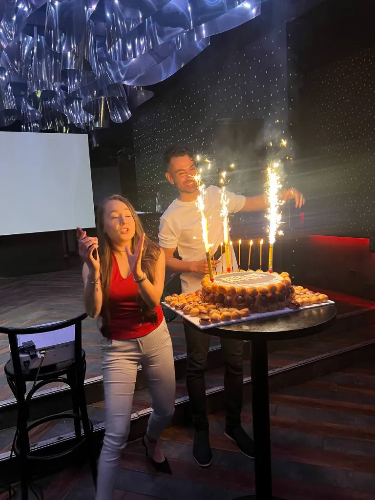 Емоционален момент с тортата и фойерверки по време на финала на Sofia Marketing Meetups