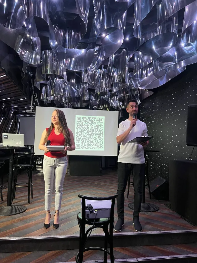 Водещите на финалното събитие на първия сезон на Sofia Marketing Meetups на сцената