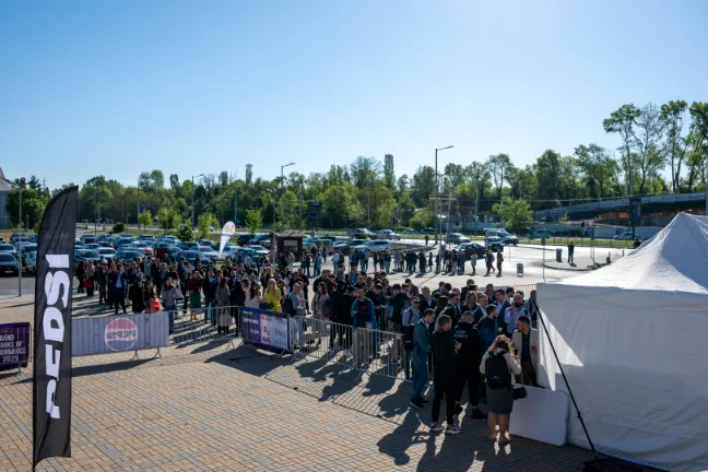 Участници чакат да влязат на Balkan eCommerce Summit 2025 в Арена София