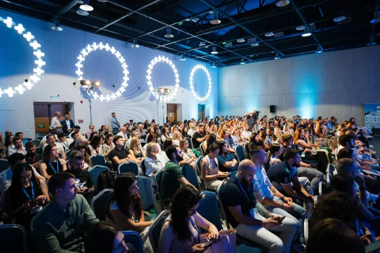 Зала с пълна аудитория по време на лекция от програмата на Digital4Sofia 2025