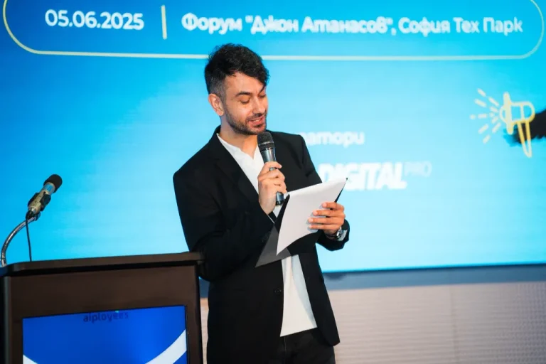 Водещият на Digital4Sofia 2025 по време на представяне на сцена