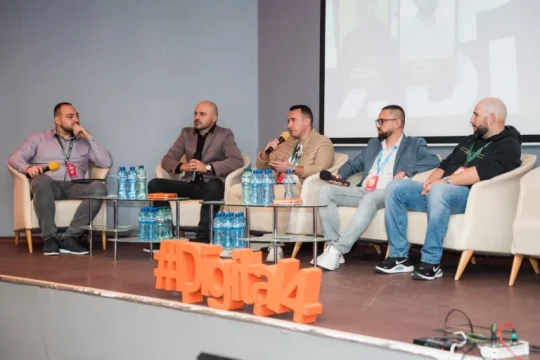 MAX Digital: Агенция за дигитален маркетинг 71 Панелна дискусия на тема „AI vs SEO: Битката за бъдещия трафик“ по време на Digital 4 Plovdiv, с участието на Борислав Дончев, Владимир Драгиев, Георги Тодоров, Николай Гайнов и Никола Блажков.