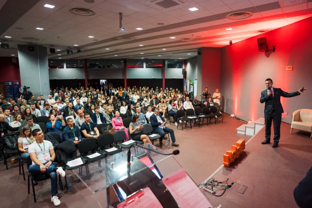 Лектор изнася презентация пред пълна зала по време на Digital 4 Plovdiv.